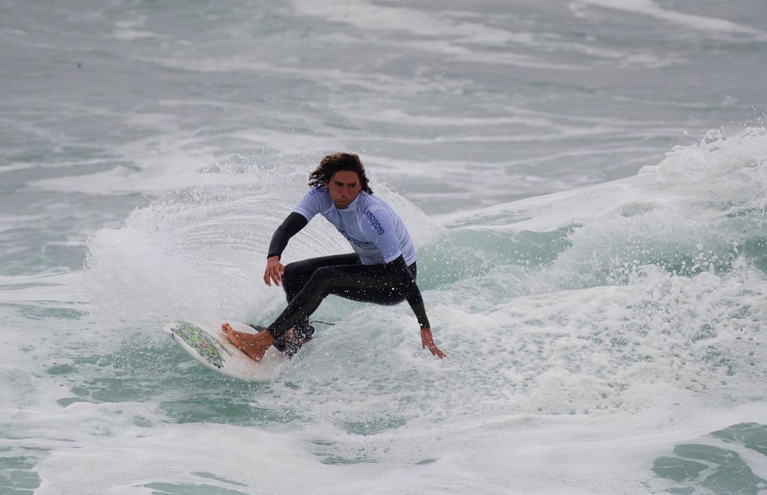 Fotografía de archivo del surfista salvadoreño Bryan Pérez de El Salvador en Lima (Perú). EFE/Orlando Barría