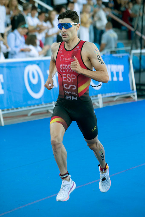 El español Antonio Serrat, en una imagen de archivo, durante la prueba de la Copa del Mundo de Triatlón disputada el año pasado en Pontevedra. EFE/ Salvador Sas