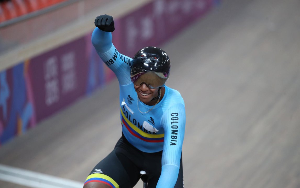 Fotografía de archivo en la que se registró al colombiano Kevin Quintero al celebrar la obtención de la medalla de oro de la prueba de velocidad del ciclismo de pista de los Juegos Panamericanos 2019 en Lima (Perú). Quintero será uno de los abanderados de su país en los Juegos Olímpicos de París 2024. EFE/Orlando Barría