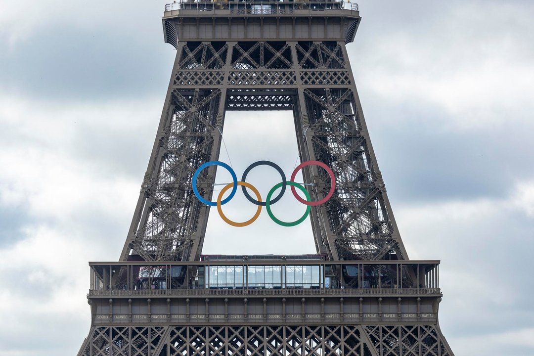 Imagen de archivo de la Torre Eiffel con los aros olímpicos. EFE/EPA/ANDRE PAIN