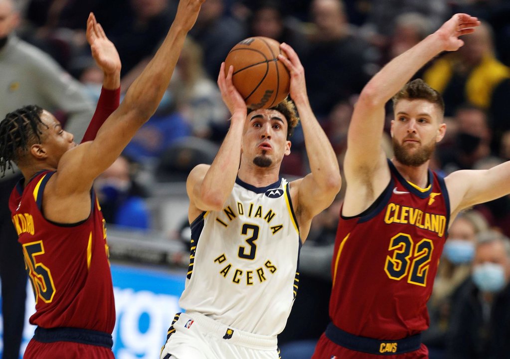 Fotografía de archivo en la que se registró al dominicano Chris Duarte (c), al actuar para los Pacers de Indiana y actual escolta de los Kings de Sacramento de la NBA. Duarte disputará con la selección de su país el torneo Preolímpico de Grecia que dará el último cupo a las olimpiadas de París 2024. EFE/David Maxwell