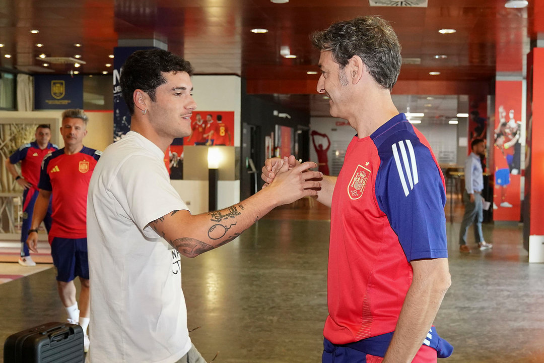 El seleccionador de la selección española sub-21, Santi Denia (d), saluda al delantero Sergio Camello (i) a su llegada a la concentración del equipo en la Ciudad del Fútbol de Las Rozas, Madrid, para comenzar la preparación para los Juegos Olímpicos de París. EFE/RFEF SOLO USO EDITORIAL/ SOLO USO PERMITIDO PARA ILUSTRAR LA NOTICIA QUE ACOMPAÑA/ (CRÉDITO OBLIGATORIO)