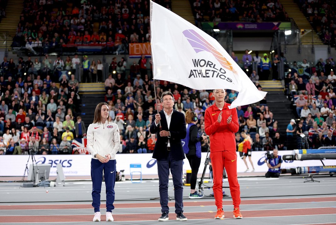 El presidente de World Athletics, Sebastian Coe, ondea la bandera de la federación en los campeonatos de atletismo de Glasgow el pasado 3 de marzo. EFE/EPA/ADAM VAUGHAN