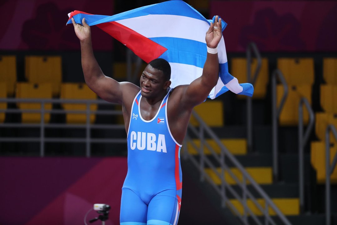 Fotografía de archivo en la que se registró al luchador cubano Mijain López, al celebrar la obtención de la medalla de oro de la lucha grecorromana para los 130 Kg de los Juegos Panamericanos 2019, en Lima (Perú). EFE/Martín Alipaz