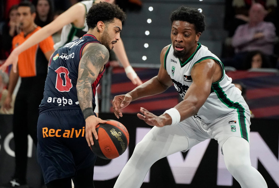 Fotografía de archivo del jugador del Baskonia Markus Howard (i), en un partido ante el Juventut de la liga ACB de baloncesto. Howard podrá jugar por Puerto Rico luego de que la FIBA aprobara un cambio de ciudadanía deportiva. EFE/L. Rico