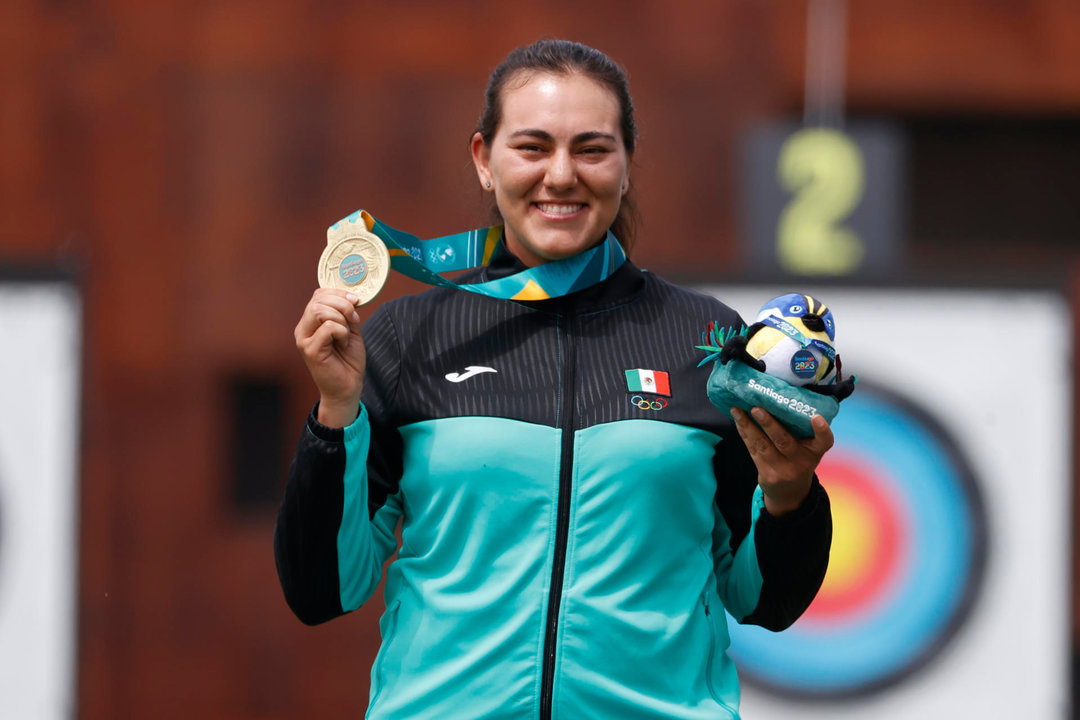 Alejandra Valencia de México posa con la medalla de oro en arco recurvo individual de tiro con arco durante los Juegos Panamericanos 2023 en Santiago (Chile). Imagen de archivo. EFE/ Elvis González