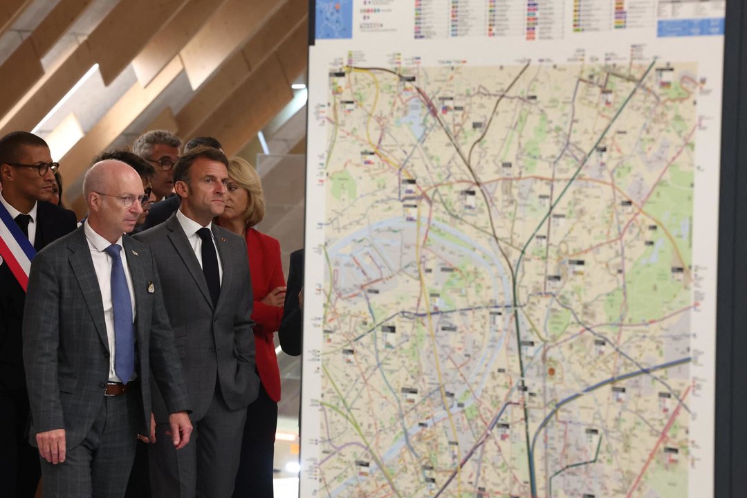 El presidente francés Emmanuel Macron (C), junto al alcalde de Saint-Ouen Karim Bouamrane (I), en la nueva estación de metro Saint-Denis Pleyel. (Francia) EFE/EPA/Yves Herman / POOL MAXPPP OUT