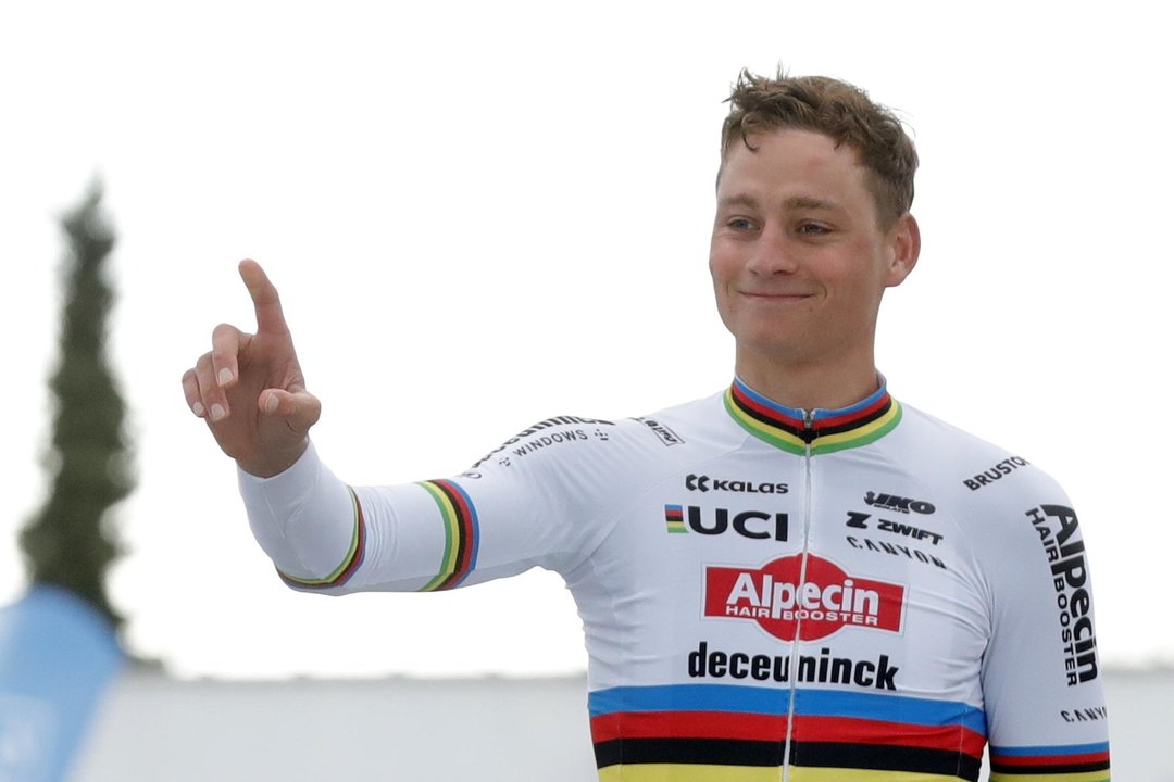 El neerlandés Mathieu Van Der Poel celebra en el podio su triunfo en la París-Roubaix. EFE/EPA/TERESA SUÁREZ