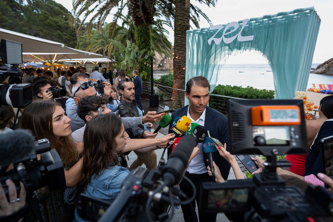 El tenista Rafa Nadal (d), atiende a la prensa en la inauguración hoy jueves de un hotel en Tossa de Mar de la marca ZEL. EFE/David Borrat.