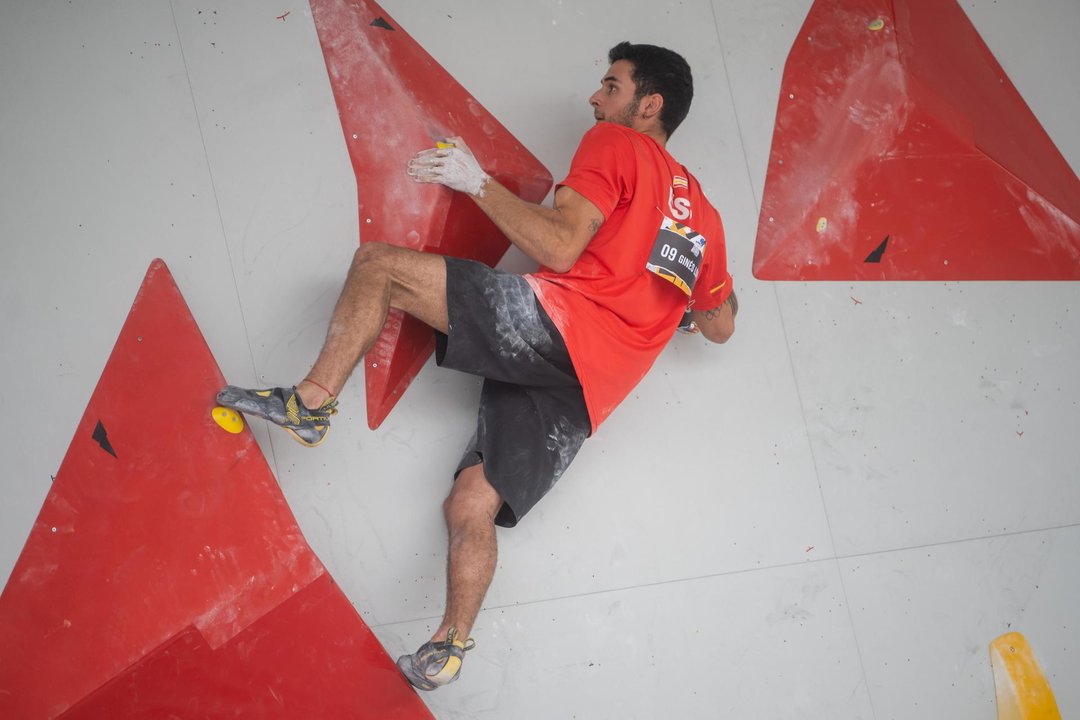 El español Alberto Ginés, campeón olímpico de escalada deportiva en Tokio 2020 , en Budapest. EFE/EPA/Zoltan Balogh