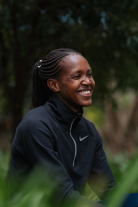 "Rezo para hacer historia" en los próximos Juegos Olímpicos de París, confiesa en una entrevista con la Agencia EFE la atleta keniana Faith Kipyegon, considerada la "reina del mediofondo" y que se entrena a conciencia en busca de su tercer oro olímpico en los 1.500 metros. EFE/ Nn Running Team SOLO USO EDITORIAL/SOLO DISPONIBLE PARA ILUSTRAR LA NOTICIA QUE ACOMPAÑA (CRÉDITO OBLIGATORIO)