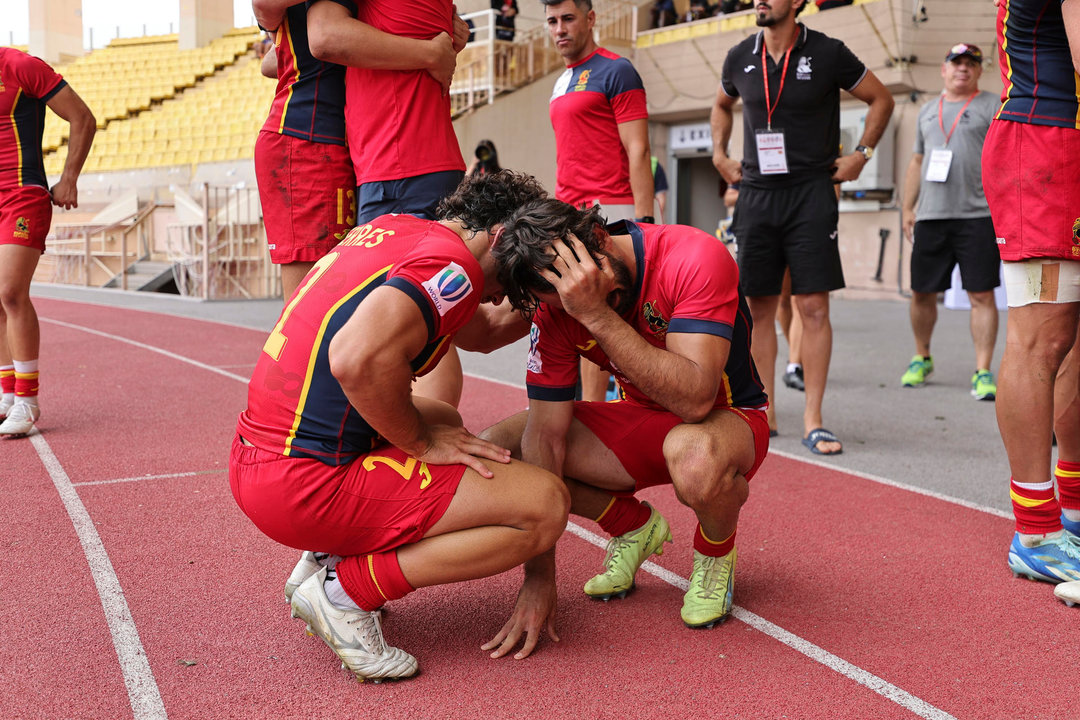 Los jugadores de la selección española de rugby 7 Pol Pla y Josep Serres se lamentan después de su derrota ante Gran Bretaña, este domingo en Fontvieille (Mónaco). La selección no participará en los Juegos de París 2024 debido a su derrota en la semifinal del torneo de repesca intercontinental. EFE/ Mike Lee / World Rugby