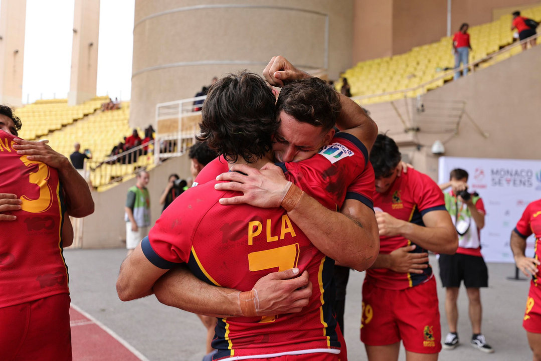 Los jugadores de la selección española de rugby 7 Pol Pla y Tobi Sanz se lamentan después de su derrota ante Gran Bretaña, este domingo en Fontvieille (Mónaco). La selección no participará en los Juegos de París 2024 debido a su derrota en la semifinal del torneo de repesca intercontinental. EFE/ Mike Lee / World Rugby