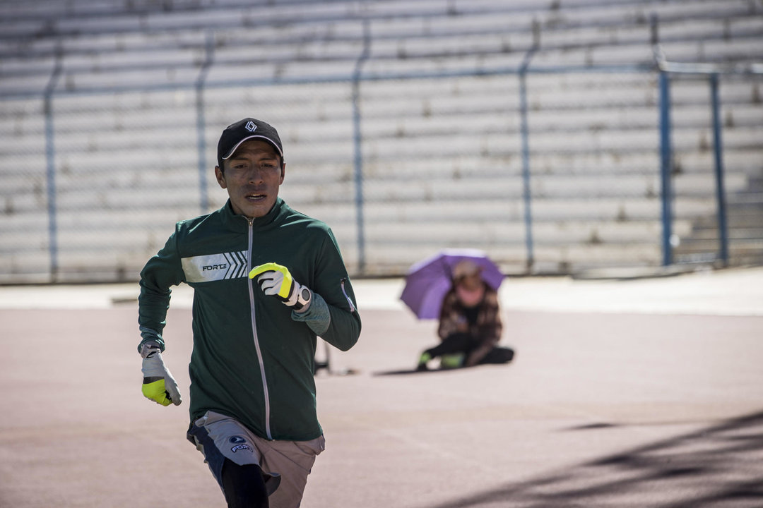 El maratonista boliviano Héctor Garibay realiza una rutina de entrenamiento el 5 de junio de 2024 en el estadio de Oruro (Bolivia). EFE/ Esteban Biba