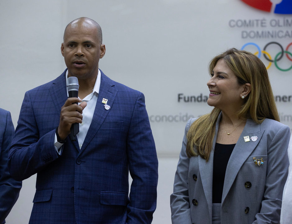 El atleta dominicano Félix Sánchez (i), fue registrado este jueves, 4 de julio, junto a la alcaldesa de Santo Domingo, Carolina Mejía, al ser homenajeado en la sede del Comité Olímpico Dominicano, en Santo Domingo (República Dominicana). EFE/Orlando Barría