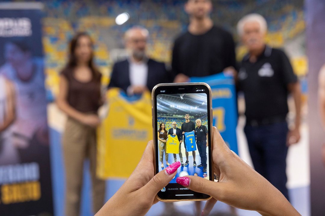 El ala-pívot de Memphis Grizzlies y de la selección española Santi Aldama comparece ante la prensa con motivo de campus de baloncesto que ofrece en el Gran Canaria Arena. EFE/Quique Curbelo