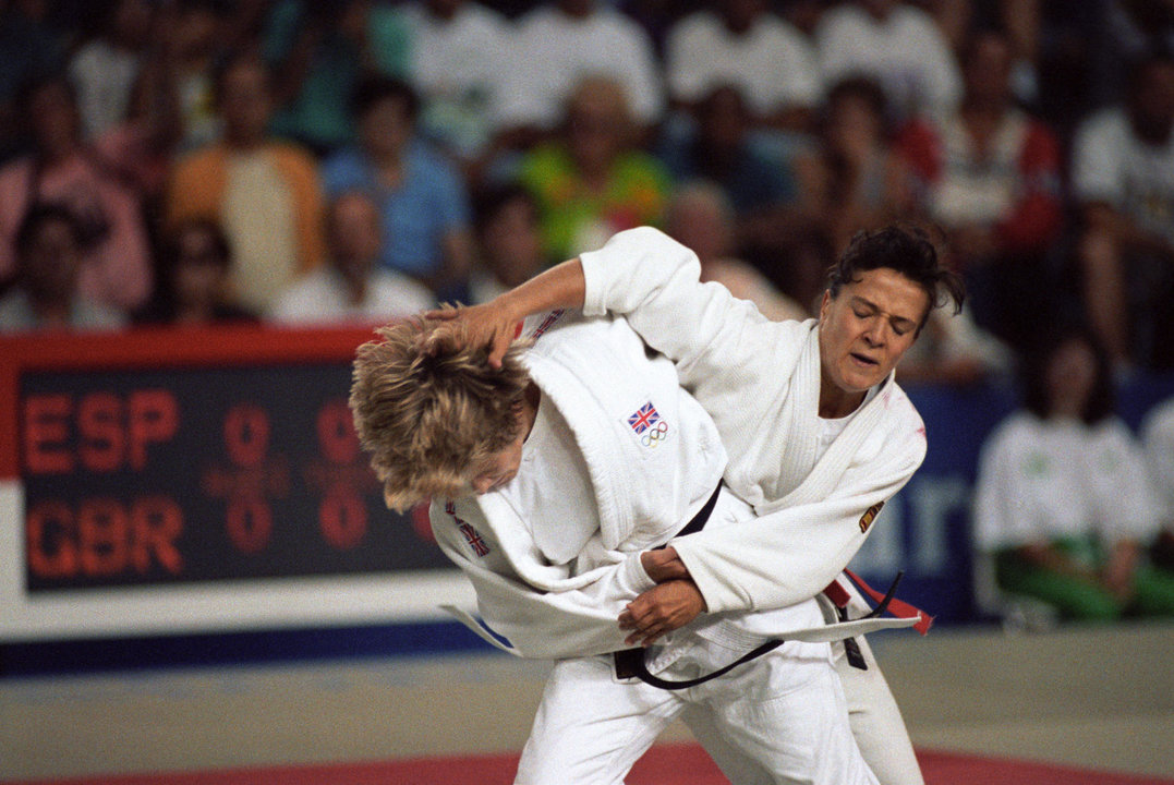 La española Miriam Blasco (d), primera campeona olímpica española, en la final de judo de -56 kg en los Juegos de Barcelona. Efe / Nazario Sierra/Archivo