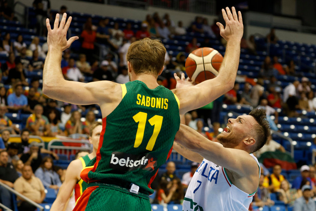 El italiano Stefano Tonut (d) tira a canasta ante la defensa del lituano Sabonis, cuya selección avanzó este sábado a la final del torneo Preolímpico  que se disputa en San Juan. EFE/ Thais Llorca