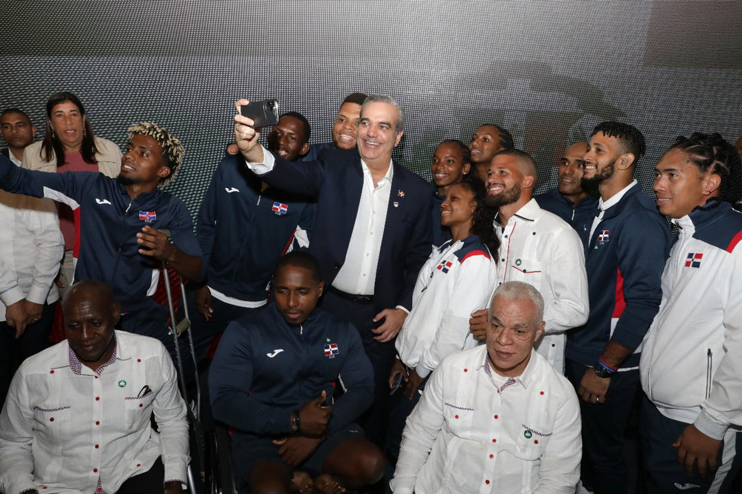 Fotografía cedida este lunes, 15 de julio, por la Presidencia de la República Dominicana en la que se registró al mandatario Luis Abinader (c) al tomarse una foto con miembros de la delegación de deportistas que representarán a la isla caribeña en los Juegos Olímpicos de París 2024, en Santo Domingo (República Dominicana). EFE/Presidencia de la República Dominicana