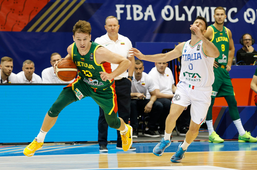 Marco Spissu (d) de Italia disputa el balón con Rokas Jokubaitis de Lituania, durante el Torneo de Clasificación Olímpica FIBA, este sábado en el Coliseo José Miguel Agrelot, en San Juan (Puerto Rico). EFE/ Thais Llorca