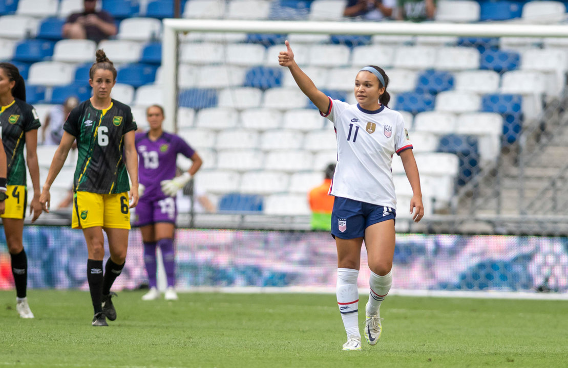 Fotografía de archivo en la que se registró a la delantera estadounidense Sophia Smith (d) al celebrar un gol con la selección femenina de fútbol de su país, en Monterrey (México). Smith anotó el gol del triunfo de su seleccionado por 1-0 sobre México en partido amistoso. EFE/Miguel Sierra