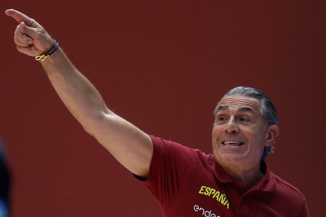 El entrenador de la selección española de baloncesto, Sergio Scariolo, durante la final del preolímpico que España y Bahamas disputaron en Valencia. EFE/Kai Forsterling