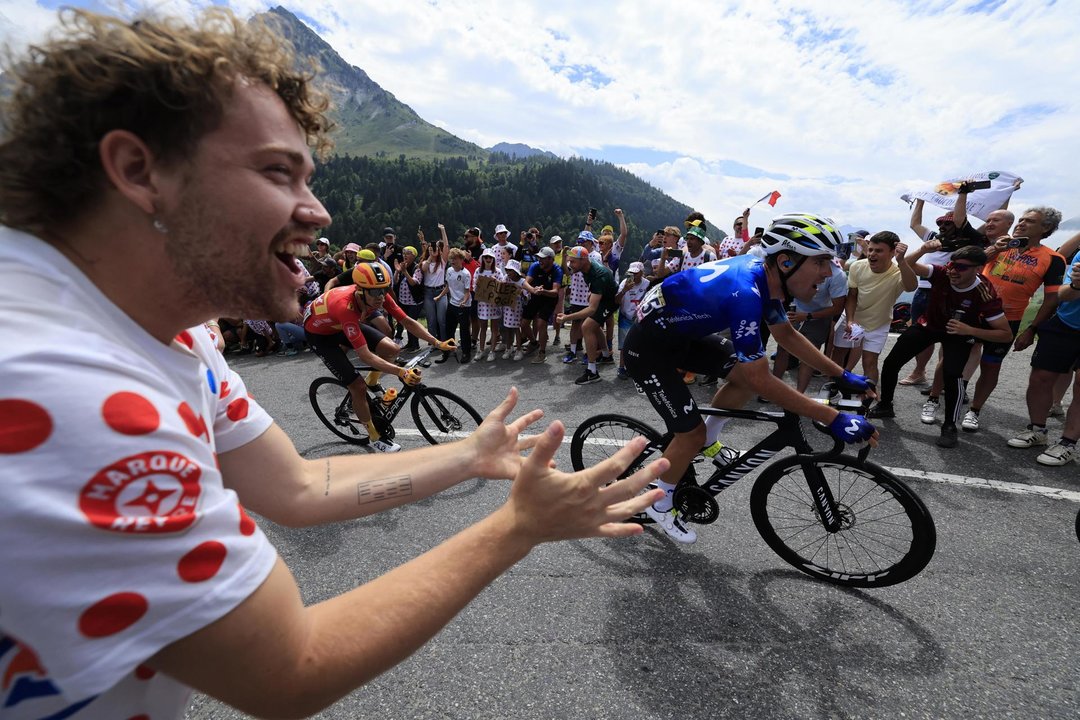 El ciclista español Oier Lazkano (d), del equipo Movistar, en acción durante el Tourmalet en el Tour de Francia 2024. EFE/EPA/GUILLAUME HORCAJUELO