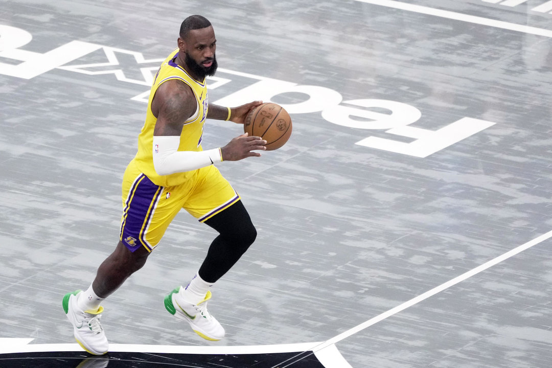 LeBron James en un partido de la NBA entre Memphis Grizzlies y Los Ángeles Lakers en el FedEx Forum en Memphis (EE.UU.). EFE/ Karen Pulfer Focht/Archivo