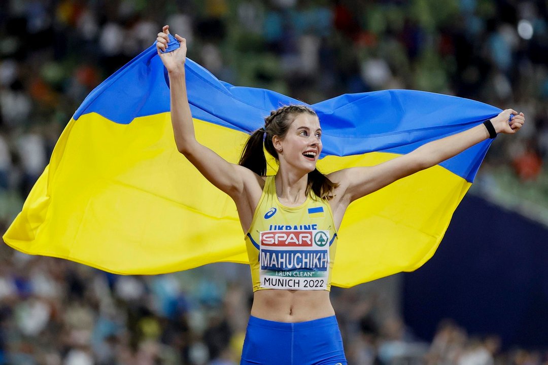 La saltadora de altura ucraniana Yaroslava Mahuchikh celebra su victoria en los campeonatos de Europa de atletismo de 2022. EFE/EPA/RONALD WITTEK/Archivo