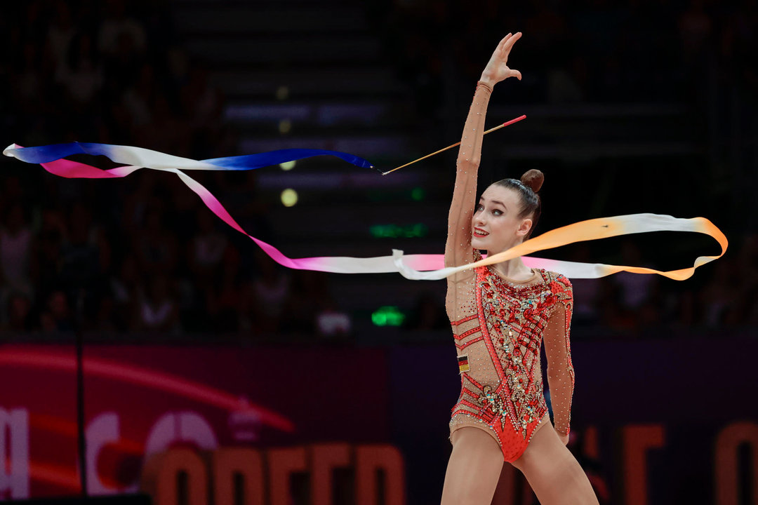 La gimnasta alemana Darja Varfolomeev durante el ejercicio de cinta, en el que consiguió el oro, de los Campeonatos del Mundo de Gimnasia de Valencia.EFE/ Ana Escobar/Archivo