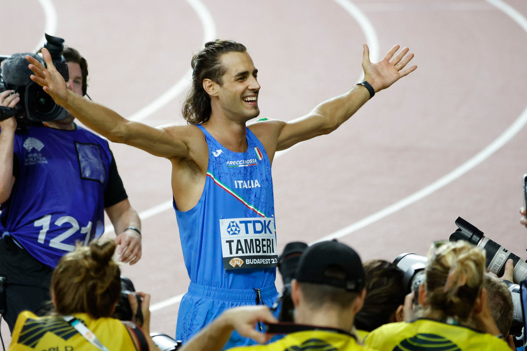 El atleta italiano Gianmarco Tamberi celebra su victoria en la prueba de salto de altura en los Campeonatos del Mundo de Atletismo de Budapest, en 2022. EFE/Javier Etxezarreta/Archivo