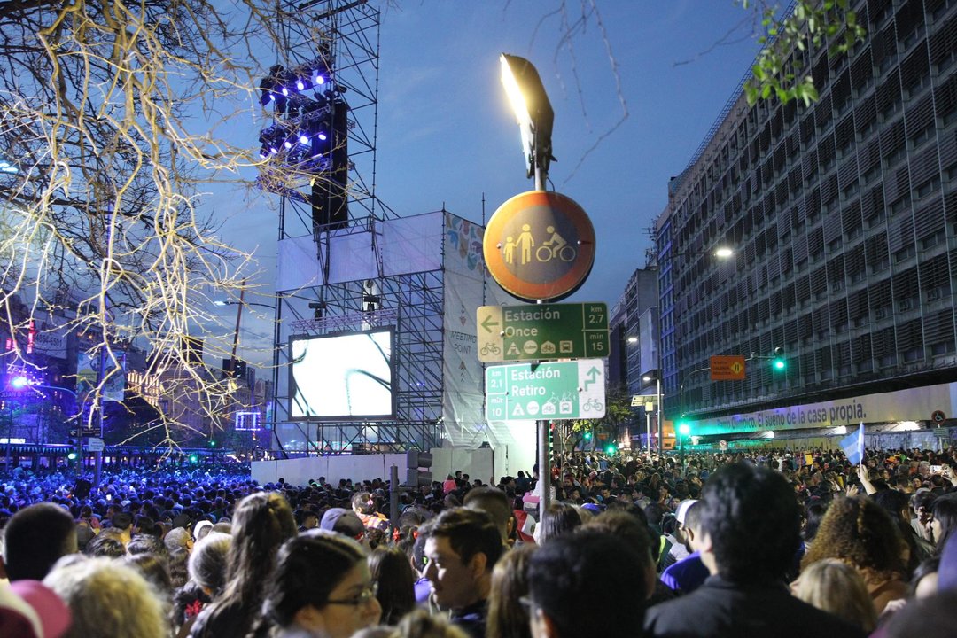 Miles de personas asisten a la ceremonia de apertura de los Juegos Olímpicos de la Juventud Buenos Aires 2018, alrededor del Obelisco. EFE/ Marina Guillén/Archivo