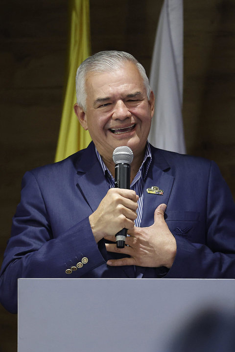 El presidente del Comité Olímpico Colombiano (COC), Ciro Solano (i), fue registrado este miércoles, 18 de julio, durante una rueda de prensa, en Bogotá (Colombia). EFE/Mauricio Dueñas