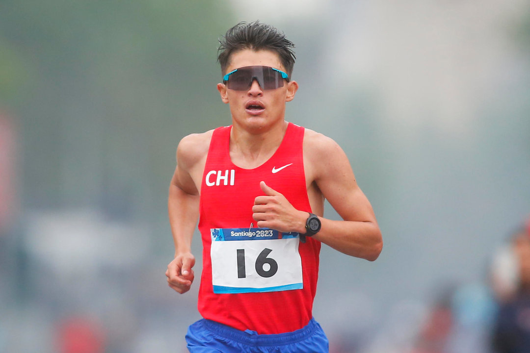 Fotografía de archivo, tomada el pasado 22 de octubre, en la que se registró al maratonista chileno Hugo Catrileo, durante la prueba del maratón de los Juegos Panamericanos 2023, en Santiago de Chile. EFE/Esteban Garay