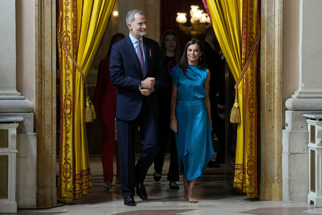 El rey Felipe VI (i) la reina Letizia, en el Palacio Real, en una foto de archivo. EFE/ Borja Sánchez-Trillo