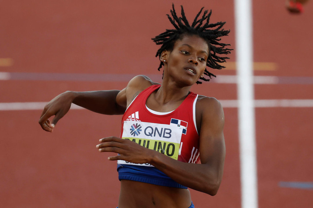 Fotografía de archivo de la deportista Marileidy Paulino de República Dominicana cruzando la meta, en 400m femenino en los campeonatos mundiales de atletismo, el 20 de julio de 2022, en el estadio Hayward Field en Eugene (EE.UU.). Dominicana, que consiguió en Tokio 2020 un desempeño sin precedentes de 5 medallas, competirá en París con la ilusión de, al menos, igualar esa cifra con una delegación que desde hace mucho tiene nombre y apellido: Marileidy Paulino. EFE/ Kai Forsterling ARCHIVO