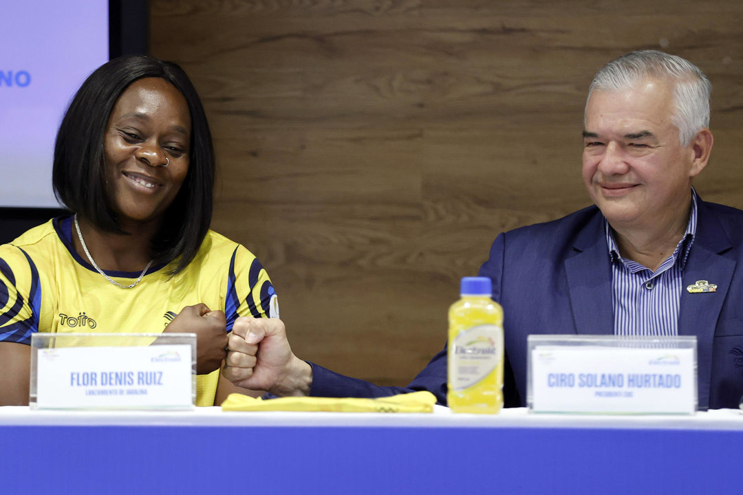 Fotografía de archivo de la lanzadora de jabalina Flor Denis Ruiz y del presidente del Comité Olímpico Colombiano, Ciro Solano, quienes el jueves anunciaron la pretensión de la delegación del país cafetero de obtener 10 medallas en los Juegos de París. EFE/ Mauricio Dueñas Castañeda