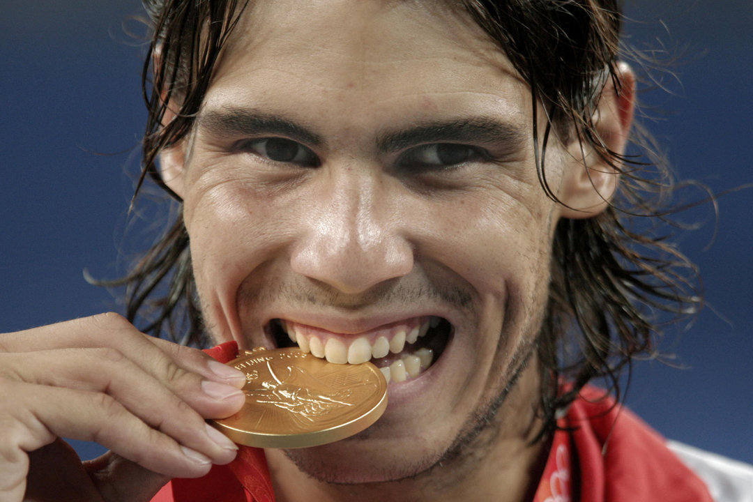 Fotografía de archivo de Rafa Nadal con la medalla de oro conquistada en Pekín 2008. EFE/Emilio Naranjo