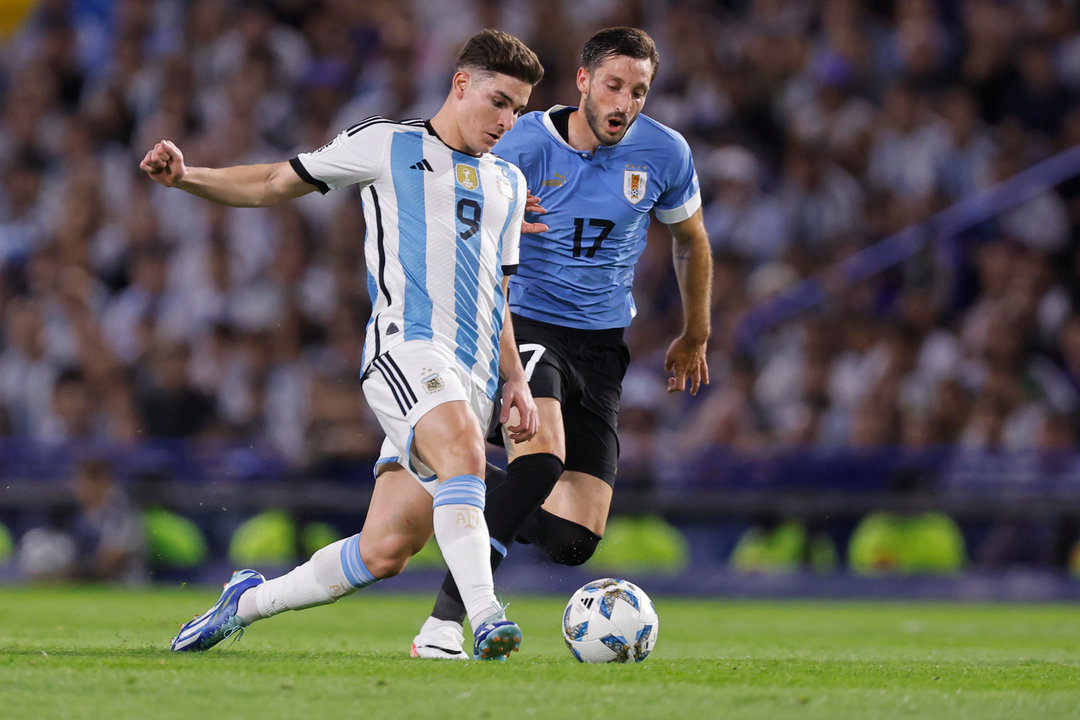 Fotografía de archivo de Julián Álvarez (i) durante un partido con la selección argentina. EFE/ Juan Ignacio Roncoroni