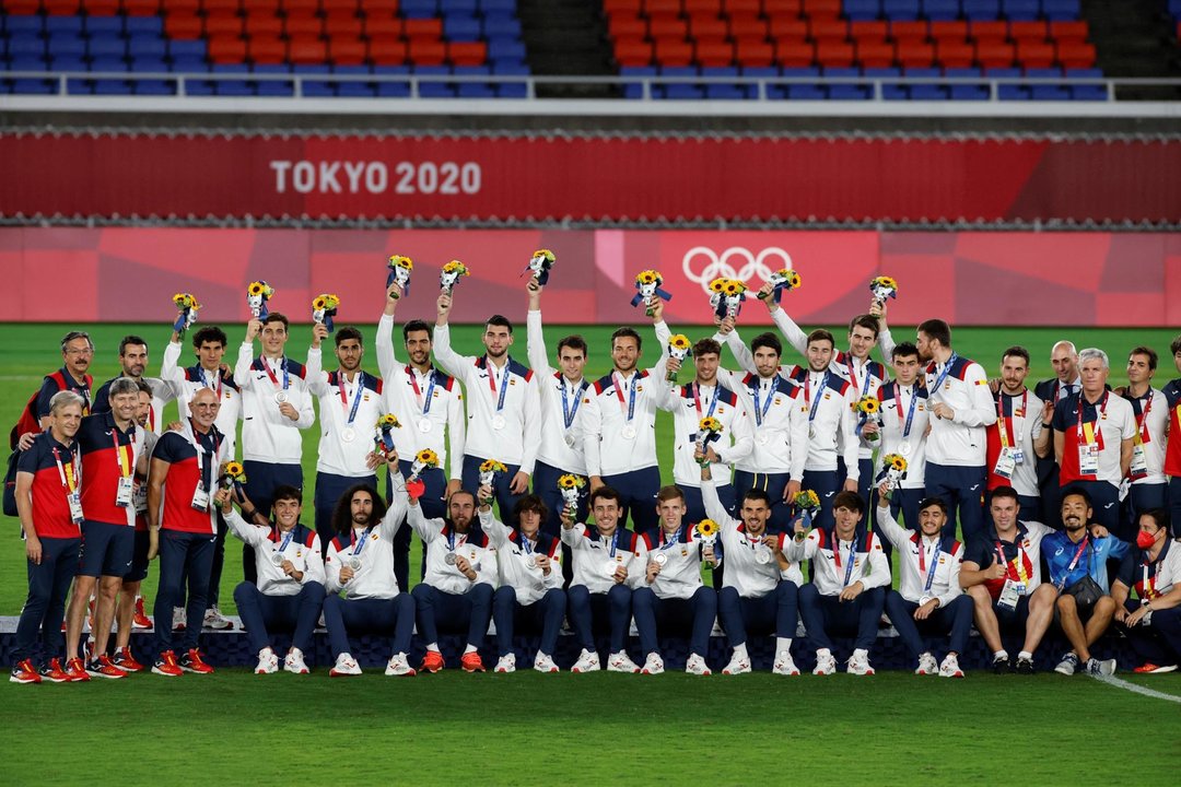 Fotografía de archivo de los futbolistas de España con la medalla de plata lograda durante los Juegos Olímpicos 2020. EFE/Alberto Estévez