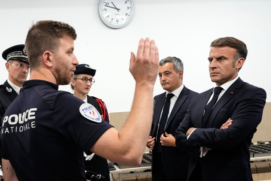 El presidente francés, Emmanuel Macron, durante la visita a la Villa Olímpica, que se encuentra en el departamento de Saint-Denis, en la zona norte del extrarradio de París. EFE/EPA/MICHEL EULER / POOL MAXPPP OUT