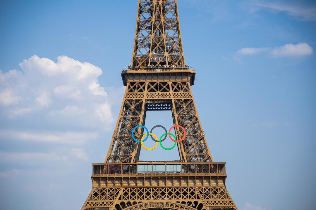 La Torre Eiffel con los aros olímpicos. EFE/EPA/CHRISTOPHE PETIT TESSON