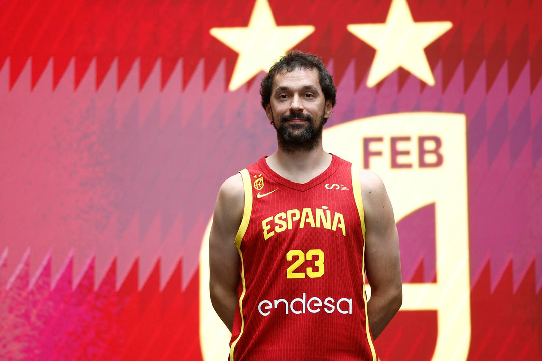 El jugador de la selección española de baloncesto Sergio Llul posa en la presentación oficial del equipo antes de jugar el preolímpico. EFE/ Rodrigo Jiménez