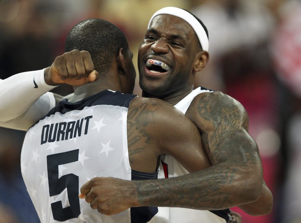 LeBron James abraza a Kevin Durant durante el partido ante España en los Juegos de Londres.EPA/FRISO GENTSCH