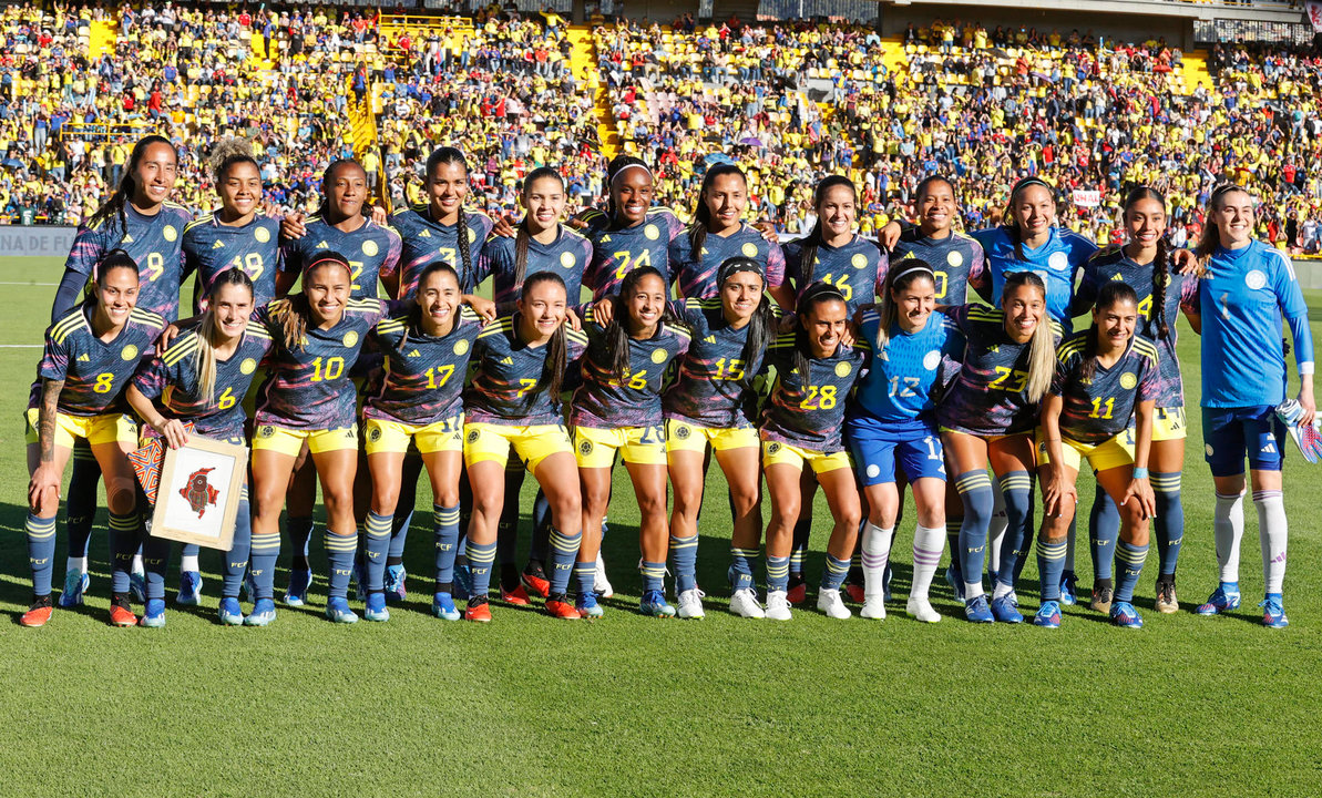 Fotografía de archivo de las jugadoras de la selección femenina de Colombia antes de uno de sus partidos de preparación en diciembre pasado para los Juegos Olímpicos de París, donde esperan ascender al podio. EFE/ Mauricio Dueñas Castañeda