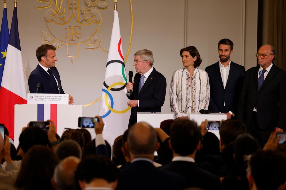 El presidente del COI Thomas Bach (2-I) micrófofno en mano, se dirige al Presidente de la República Francesa Emmanuel Macron; también en la imagen Amelie Oudea-Castera (3-I), ministra de deportes de Francia y el presidente del Comité orgnnizador de los Juegos Olímpicos y Paralímpicos Paris 2024 Yony Estanguet (2-d), EFE/EPA/LUDOVIC MARIN