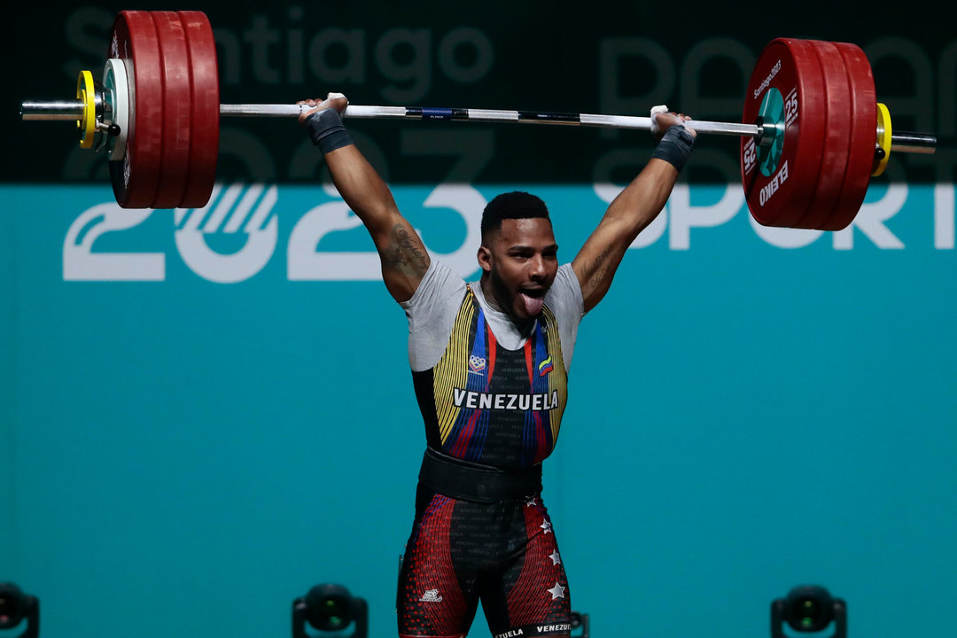 Fotografía de archivo del pesista venezolano Julio Mayora durante los Juegos Panamericanos 2023 en Santiago (Chile). EFE/Osvaldo Villarroel