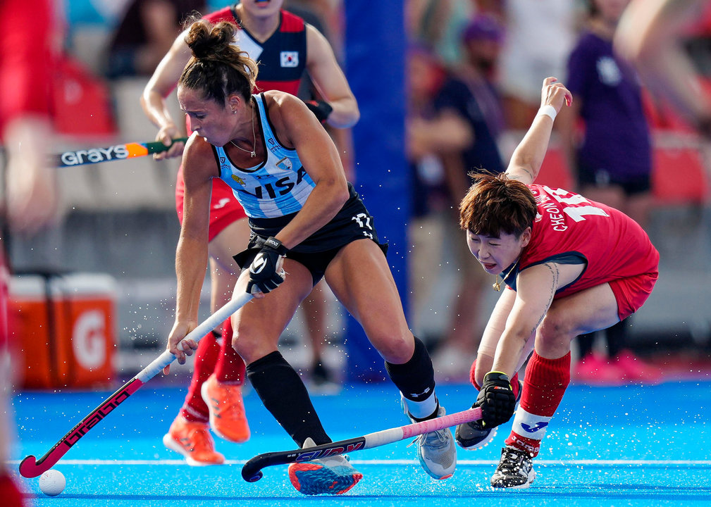 Imagen de archivo en plena acción de Rocío Sánchez, capitana de las Leonas, la selección argentina de hockey que es esperanza de medalla en los Juegos Olímpicos de París. EFE/ Enric Fontcuberta.