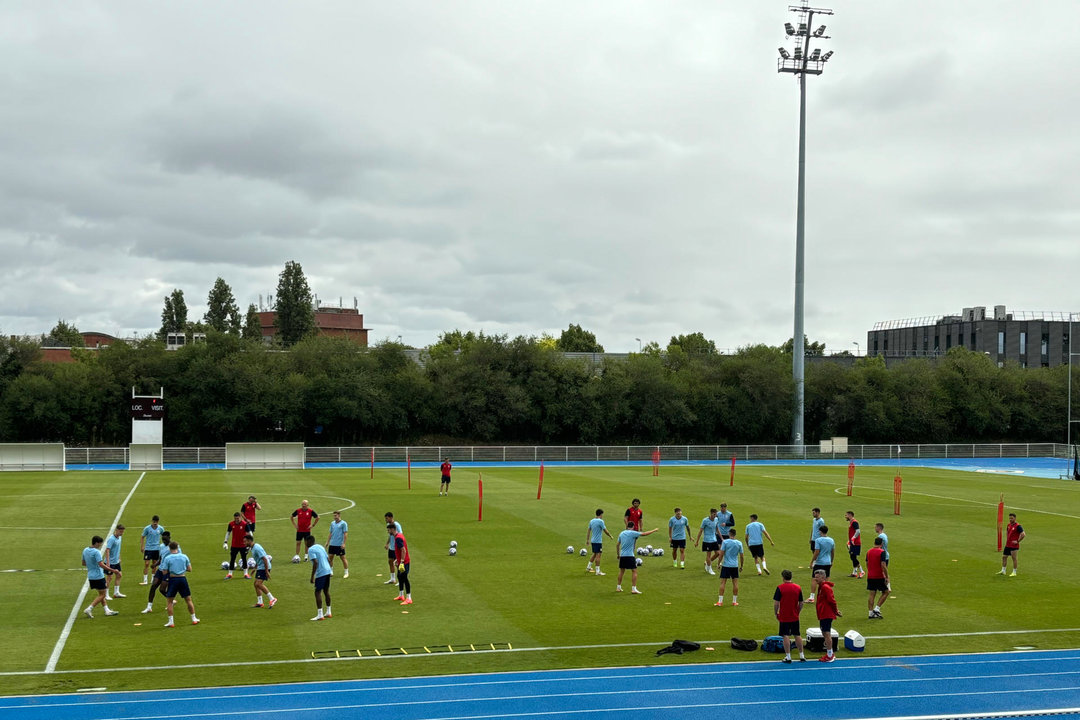 Los jugadores de España durante el entrenamiento del combinado nacional ha llevado a cabo este martes en la villa olímpica de París (Francia), para preparar su primer partido en los Juegos Olímpicos. España se enfrentará a Uzbekistán mañana miércoles. EFE/ Oscar Maya