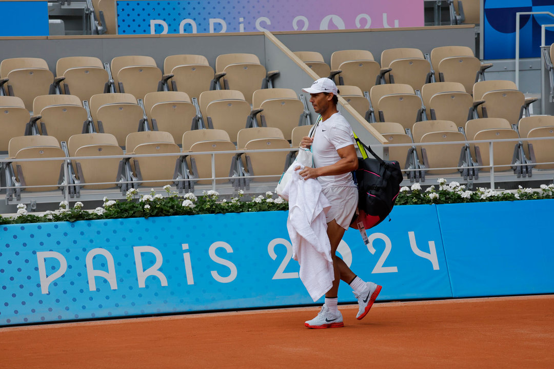 El tenista español Rafael Nadal durante el entrenamiento este martes en la villa olímpica de París (Francia), para preparar debut en los Juegos Olímpicos. EFE/ Lavandeira